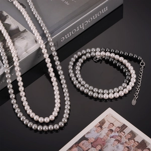 Élégant collier de perles multicolores avec perles grises et blanches sur base minimaliste