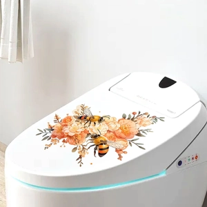 Dettaglio degli adesivi floreali per il coperchio del WC con api su un WC bianco