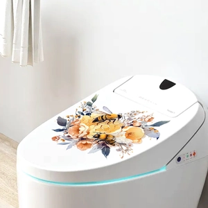 Dettaglio di adesivo con api e fiori applicato sul coperchio di un WC bianco smart