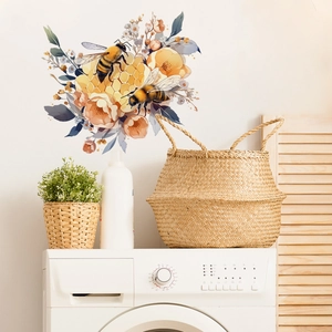 Adesivi murali con api e fiori che decorano una lavanderia moderna sopra la lavatrice