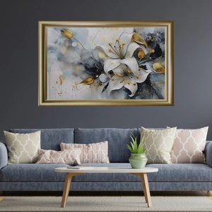 Tableau moderne avec lys blancs et touches dorées au-dessus d'un canapé de salon