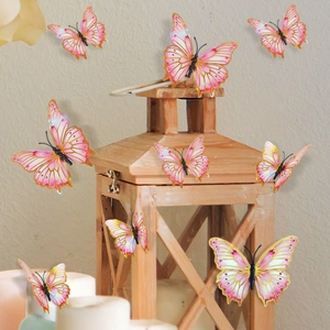 Detalle de pegatinas de pared de mariposas 3D rosas con bordes dorados y alas texturizadas