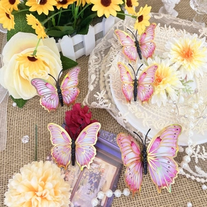 Pegatinas de pared de mariposas 3D rosas y amarillas con bordes dorados en decoración
