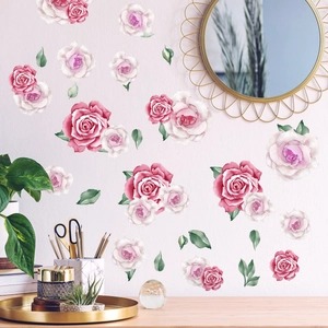 Détail de stickers muraux fleurs à l'aquarelle rose dans un décor de maison romantique