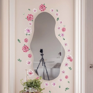 Détail de stickers muraux fleurs roses et feuilles vertes sur un mur de salon épuré