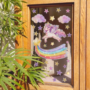 Adesivi statici per vetro con unicorno e nuvole arcobaleno su una finestra
