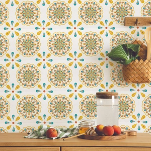 Dettaglio di adesivi murali mandala boho su una parete della cucina con piano in legno