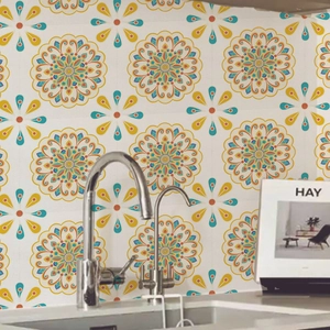 Dettaglio di adesivi murali mandala impermeabili con motivi floreali gialli e blu