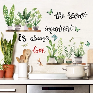 Detalle de vinilos decorativos con plantas verdes y cita de amor en una cocina