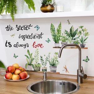 Detalle de pegatinas de pared de plantas en acuarela y mariposas con texto de cocina