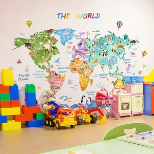 Adesivo murale mappa del mondo educativa con animali per cameretta dei bambini