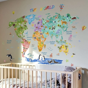 Adesivo murale mappa del mondo con animali colorati per l'arredo camera dei bimbi
