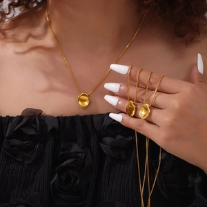 Minimalistische onregelmatige geometrische hanger ketting in 18K verguld titanium staal