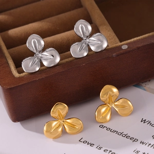Elegante dreiblättrige Blumen-Ohrstecker aus poliertem Gold- und Silber-Titanstahl