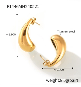 Makroansicht goldener Tropfenohrringe aus Titanstahl mit 2,8 cm Höhe und 0,8 cm Breite