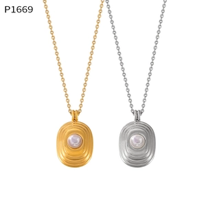 Vue détaillée des colliers ovales en or 18 carats et argent avec accents de perles