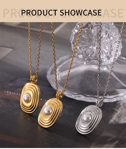 Détails macro du collier avec pendentif ovale en or 18k et argent et perle blanche