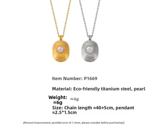Détail du collier en acier titane 18k avec perle de coquillage blanche et motif de vague