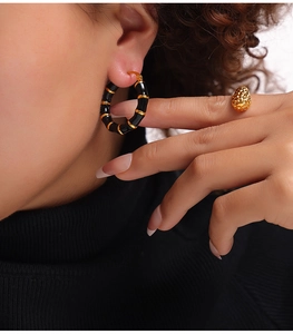Details von Bambusgelenk-Creolen und Goldkuppelring mit Hammerschlag-Textur am Modell