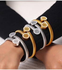 Vue détaillée des bracelets serpent en or et argent avec sertissage de cristaux pavés
