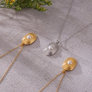 Colliers en or 18k et acier titane argenté avec pendentifs perles ovales de style moderne