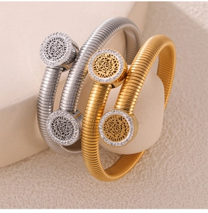 Vue macro de bracelets ouverts dorés et argentés avec charms circulaires sertis de strass