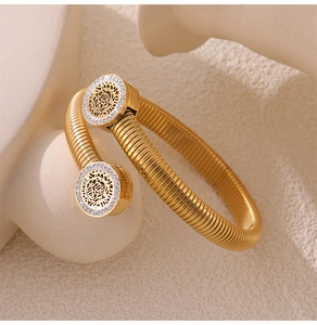 Détail d'un bracelet spirale doré avec motifs arabes sertis de petits diamants
