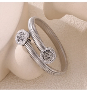 Détail du bracelet spirale Tubogas argenté avec zircons sertis et gravure arabe