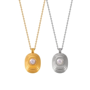 Colliers en or 18 carats et titane avec pendentifs ovales rainurés et perles blanches