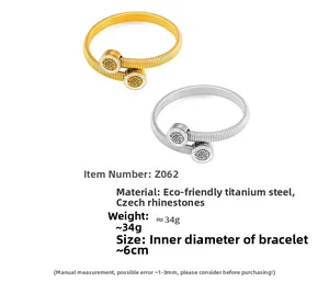 Détail de bracelets spirales dorés et argentés avec motifs évidés et diamants tchèques