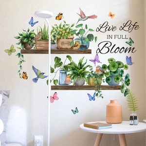 Detalle de vinilos de pared con plantas en macetas, mariposas y texto inspirador floral
