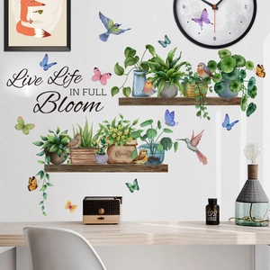 Detalle de vinilos decorativos de flores en acuarela con mariposas y pájaros en pared blanca