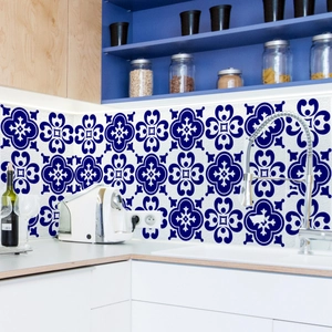 Dettaglio degli adesivi murali mediterranei blu e bianchi in una cucina moderna