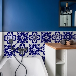 Adesivi per piastrelle vintage blu e bianchi in stile mediterraneo sulla parete del bagno