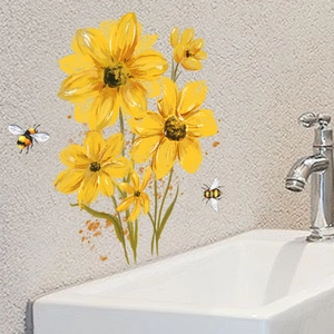 Détail de stickers muraux floraux avec fleurs jaunes et abeilles dans une salle de bain