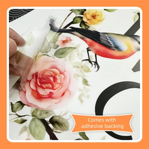 Détail macro du sticker mural floral avec dos adhésif se décollant pour l'application