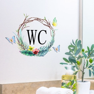 Détail du sticker mural WC avec fleurs d'hibiscus, feuilles vertes et papillons