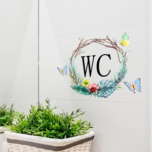 Vue détaillée du sticker WC avec couronne florale et papillons pour décoration de salle de bain