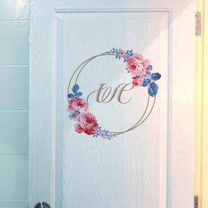 Sticker WC floral avec roses roses et papillons sur une porte de salle de bain blanche