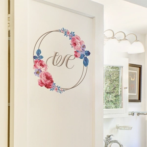 Vue détaillée du sticker mural de salle de bain avec couronne florale et texte WC