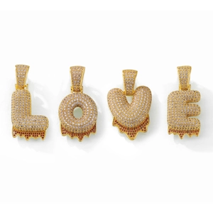 Pendentifs lettres LOVE plaqués or avec micro-pavage de zircons blancs et orange