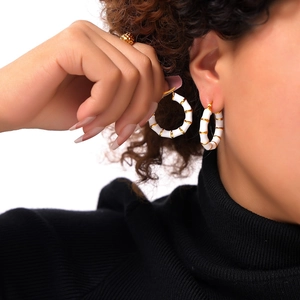 Bamboo-Stil weiße Emaille und 18k vergoldete Edelstahl Creolen am Model getragen