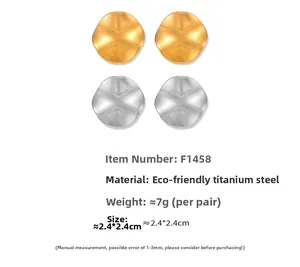 Detail of wave-shaped 18k gold and silver earrings in titanium steel measuring 2.4cm