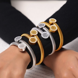 Ensemble de quatre bracelets spirale or et argent avec des cercles ornés de strass