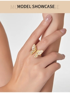Vue détaillée d'une bague papillon plaquée or avec des cristaux de zircon scintillants