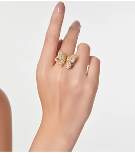 Détail d'une bague double papillon avec zircons étincelants et placage en or élégant