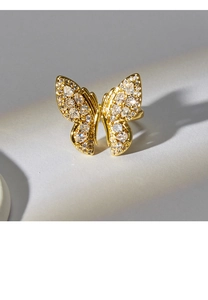 Vue détaillée d'une bague papillon plaquée or avec des pierres de zircone scintillantes