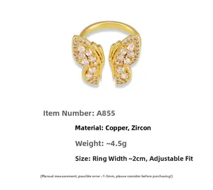 Détail de la bague papillon dorée ajustable avec ailes serties de zircons cubiques