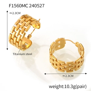 Detailed view of C-shaped titanium steel chain earrings with 2.3cm diameter specs
