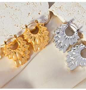 Détails des boucles d'oreilles pétales évidés plaqué or 18k avec texture ailes sur soie